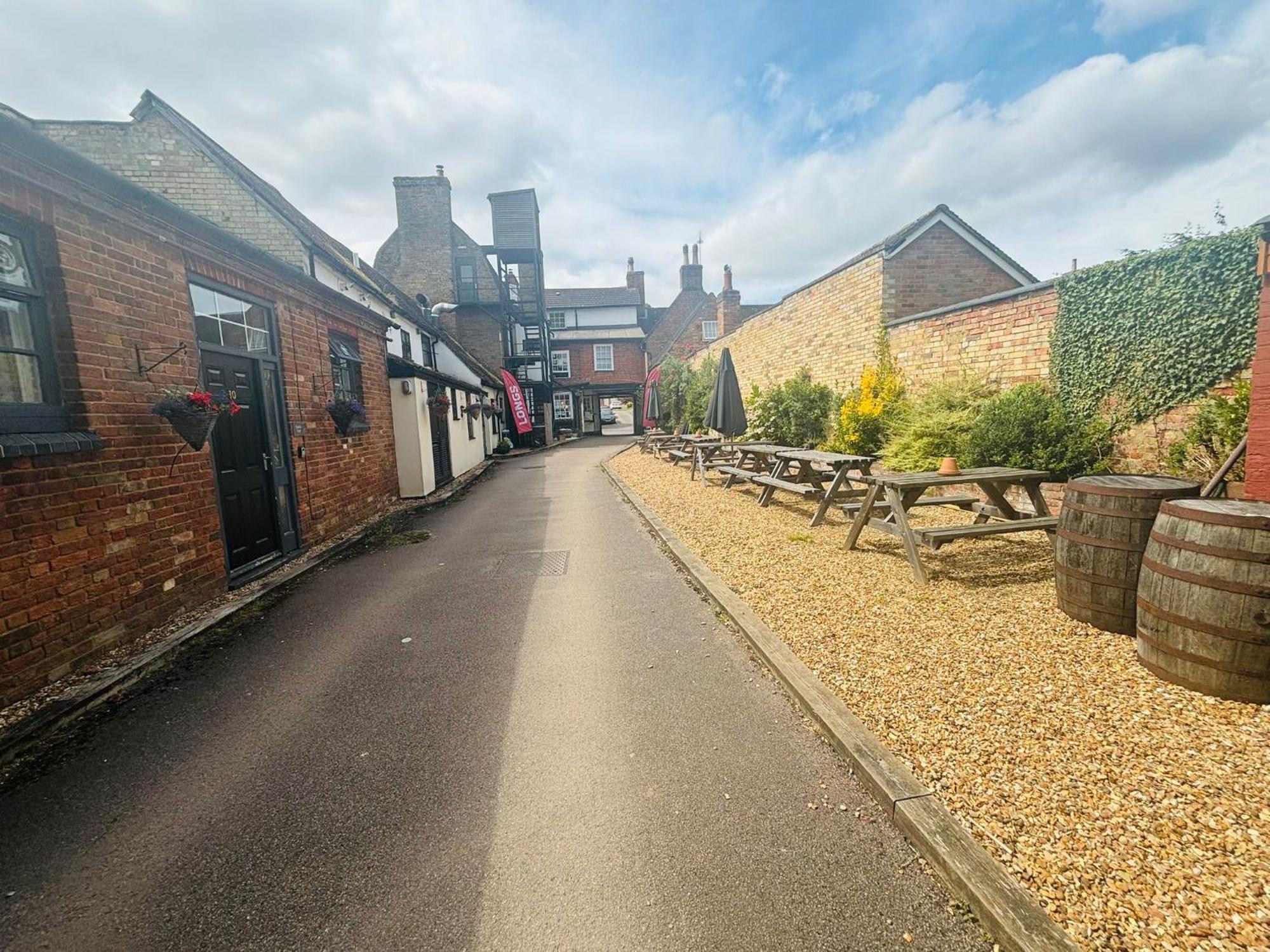 Longs Hotel & Inn Woburn Exterior foto