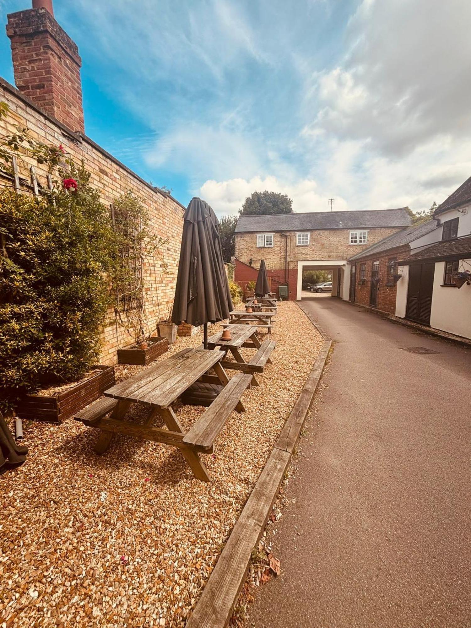 Longs Hotel & Inn Woburn Exterior foto