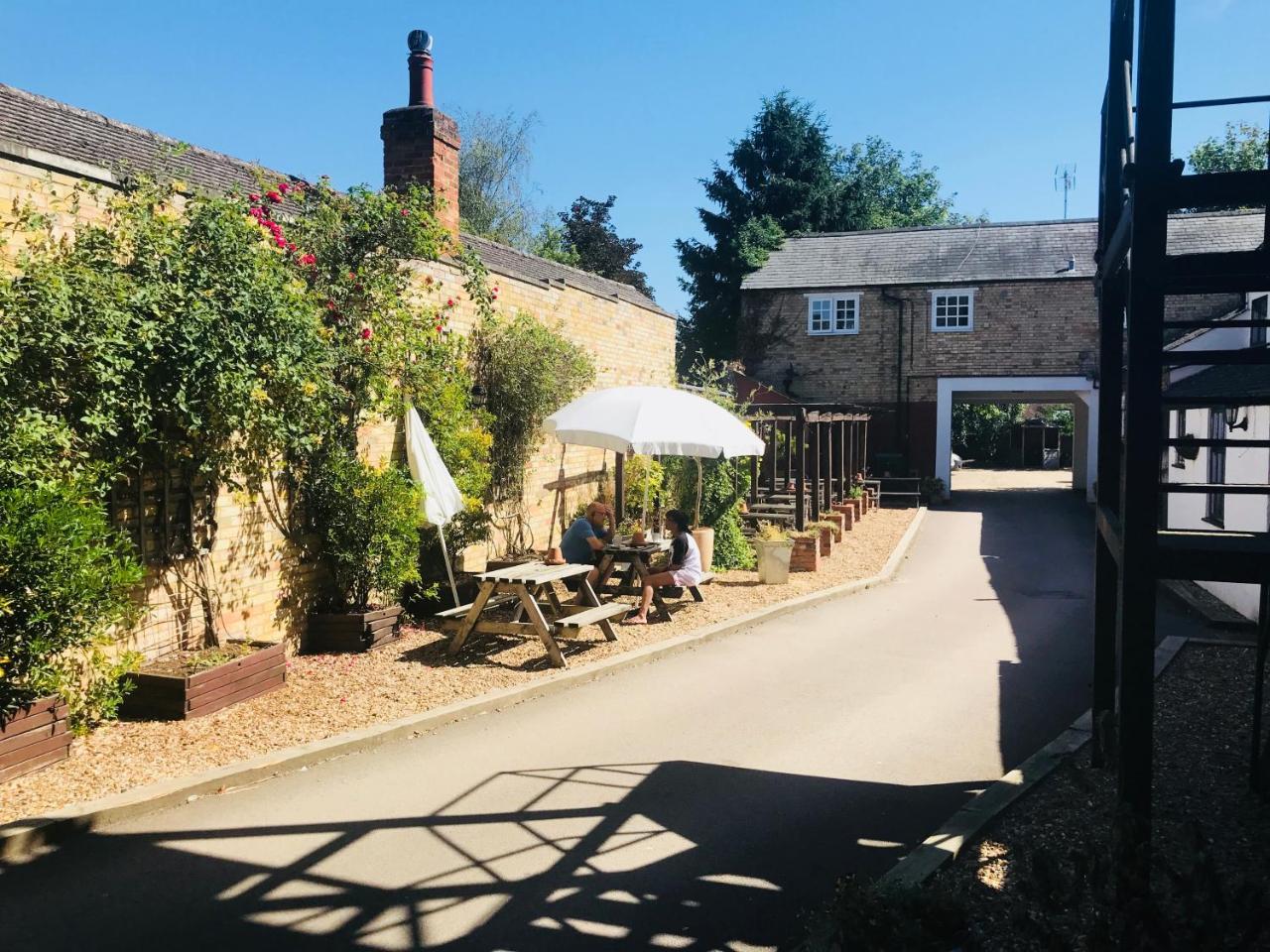 Longs Hotel & Inn Woburn Exterior foto